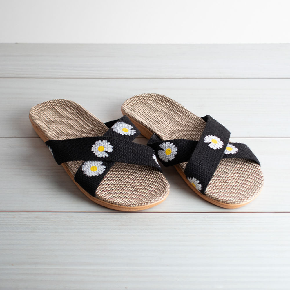 Pantuflas Banda Cruzada Margaritas Negro Talla 36-37
