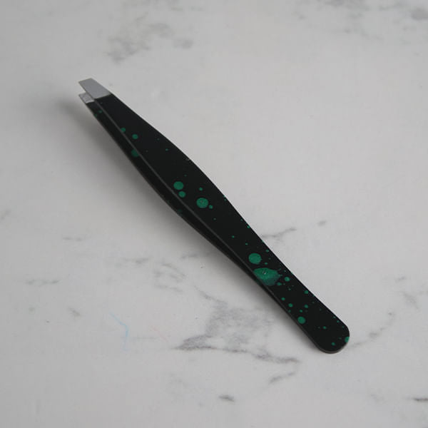 Pinza Para Cejas Con Punta Inclinada-Negra
