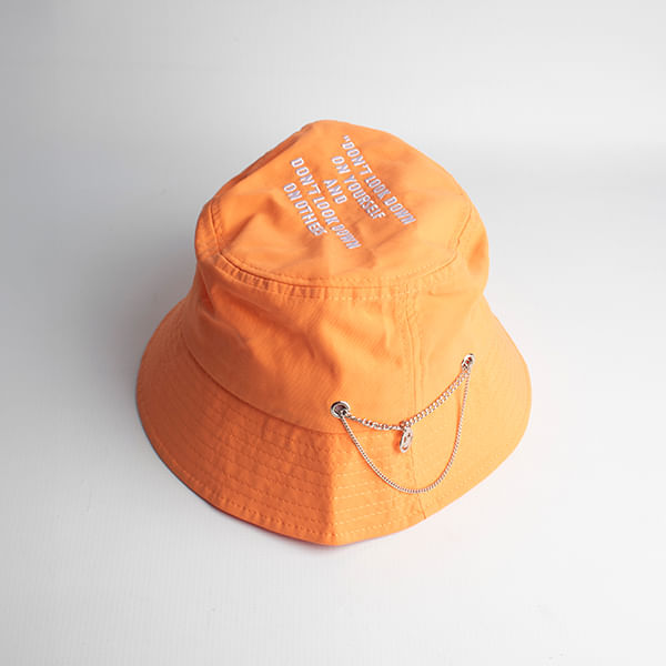 Gorro de Tela con Cadena Naranja