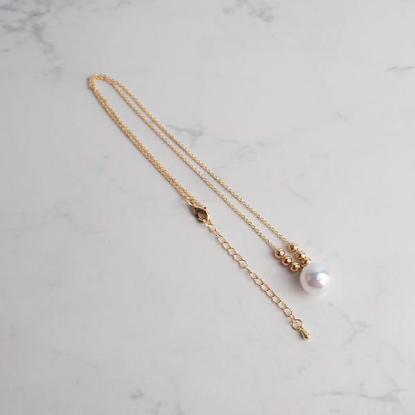 Collar de Perla con Dije Esfera Dorado