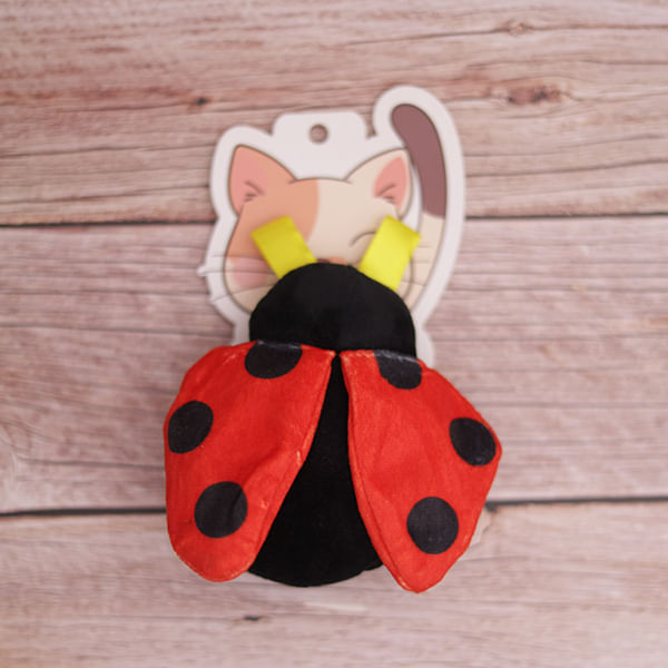 Juguete mariquita de peluche para mascotas