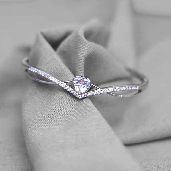 Pulsera Rígida con Diseño Corazon Brillante Plateado