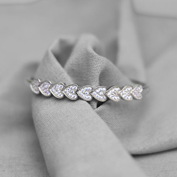 Pulsera Rígida con Diseño Corazones Dorado