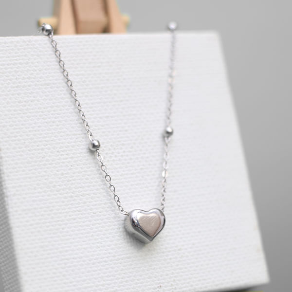 Collar con Esferas y Dije Corazón Plateado