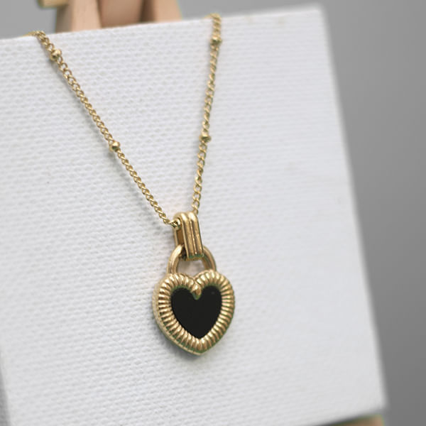 Collar con Dije Corazón Negro Dorado