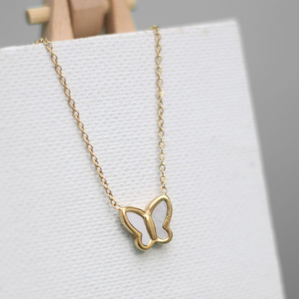 Collar con Dije Mariposa Blanco con Centro Dorado
