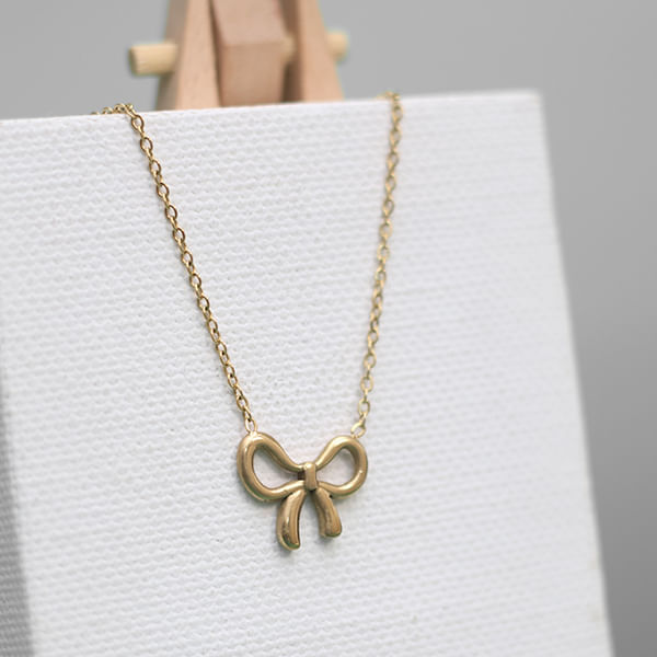 Collar con Dije de Lazo Dorado