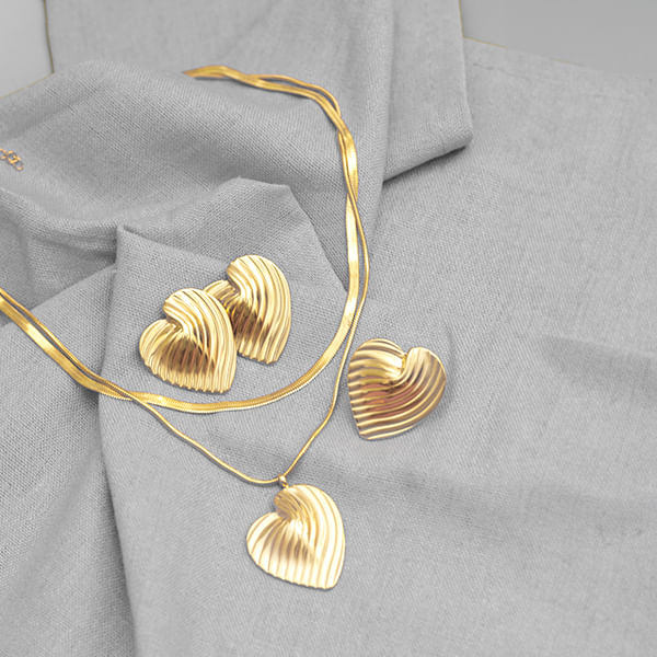 Set de Joyería Modelo Corazón con Diseño Dorado