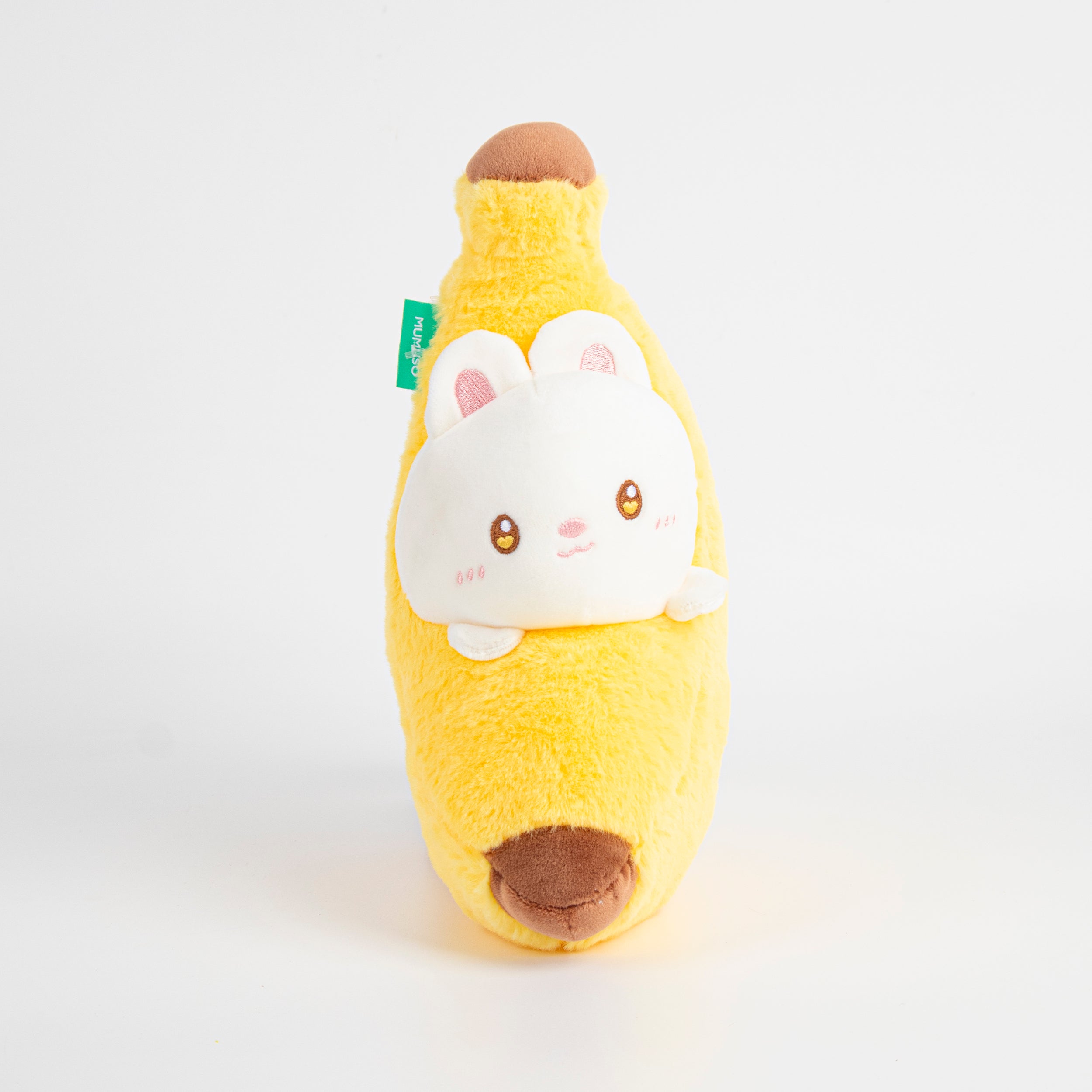Peluche conejo sobre plátano