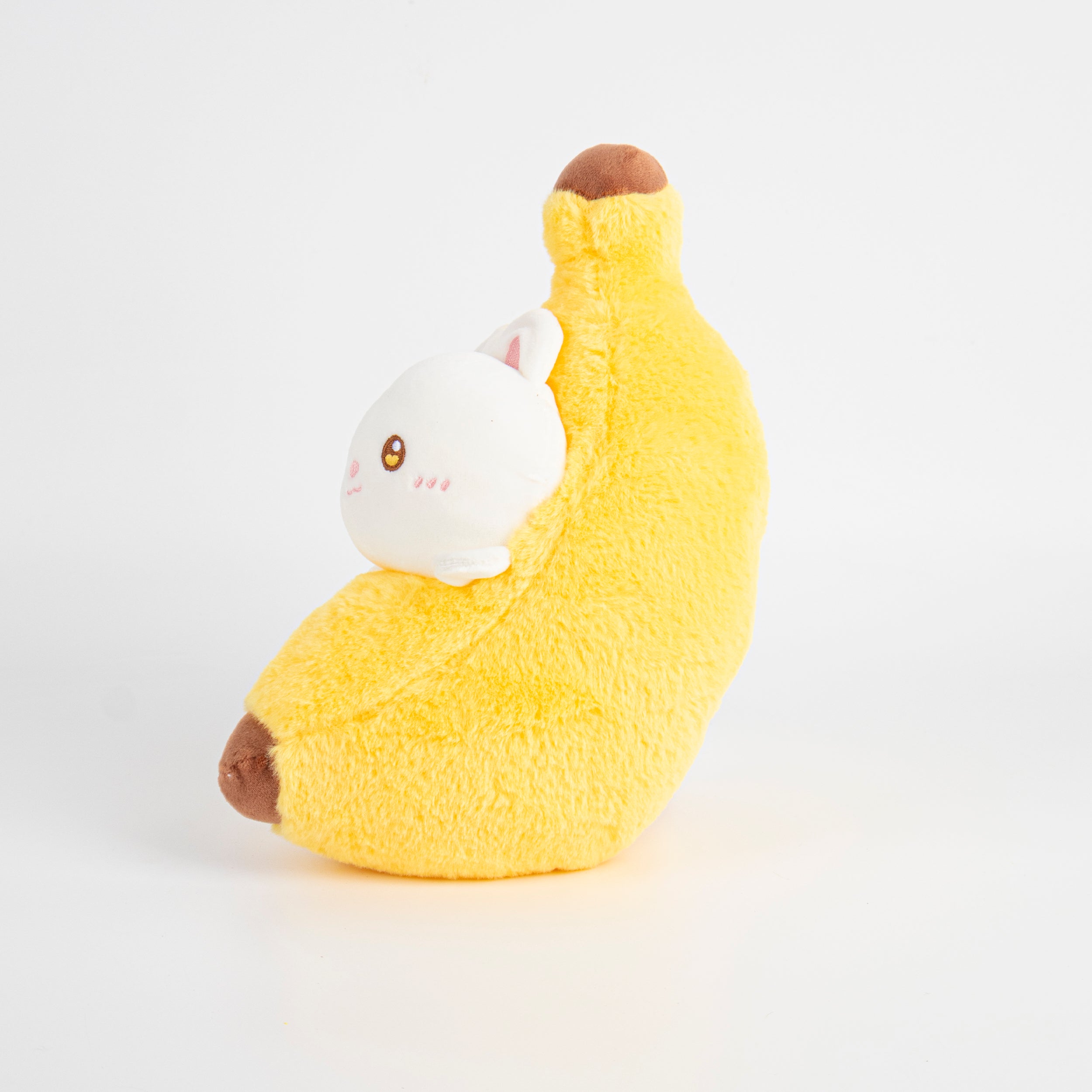 Peluche conejo sobre plátano