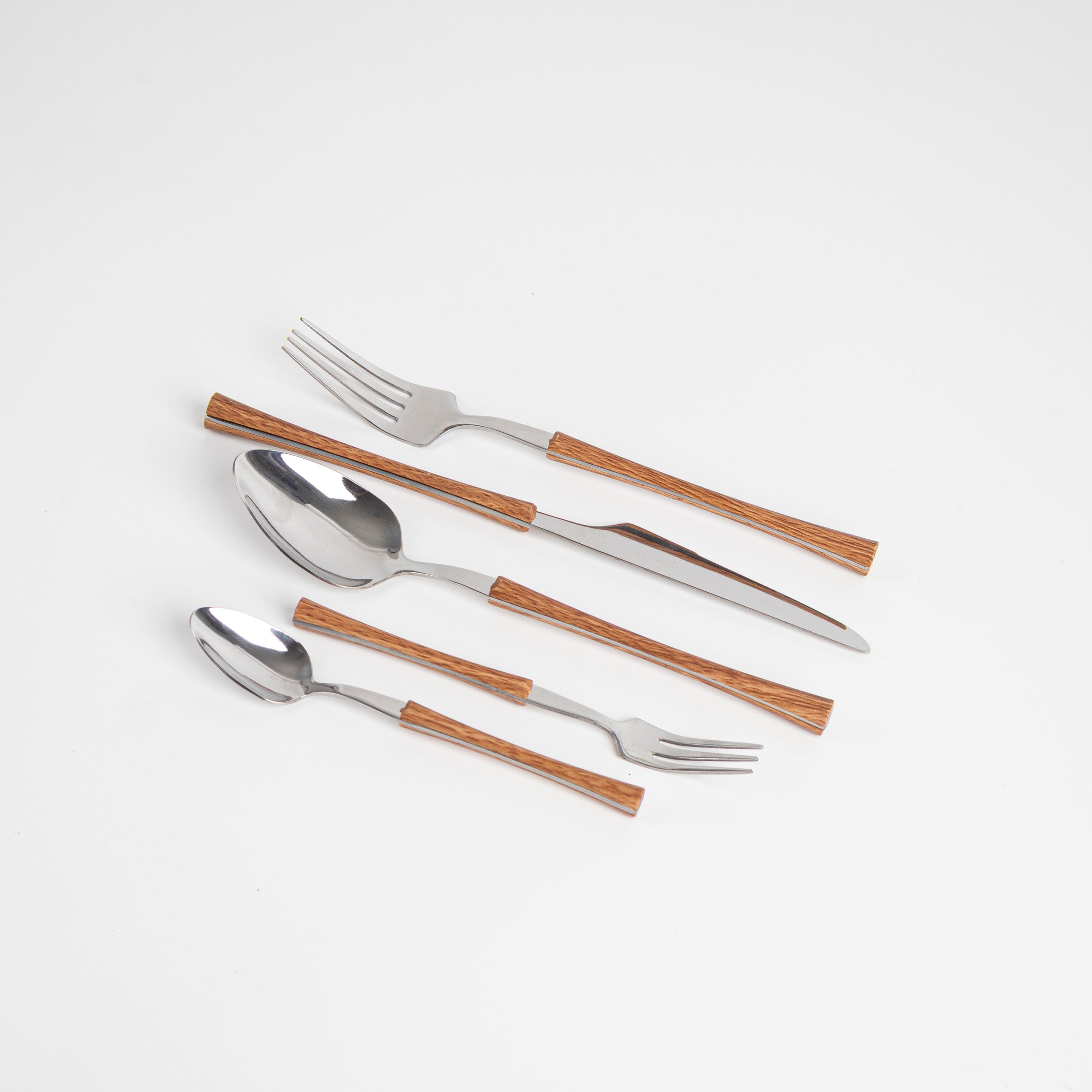 Juego de cubiertos de cinco piezas con mango de madera plateado