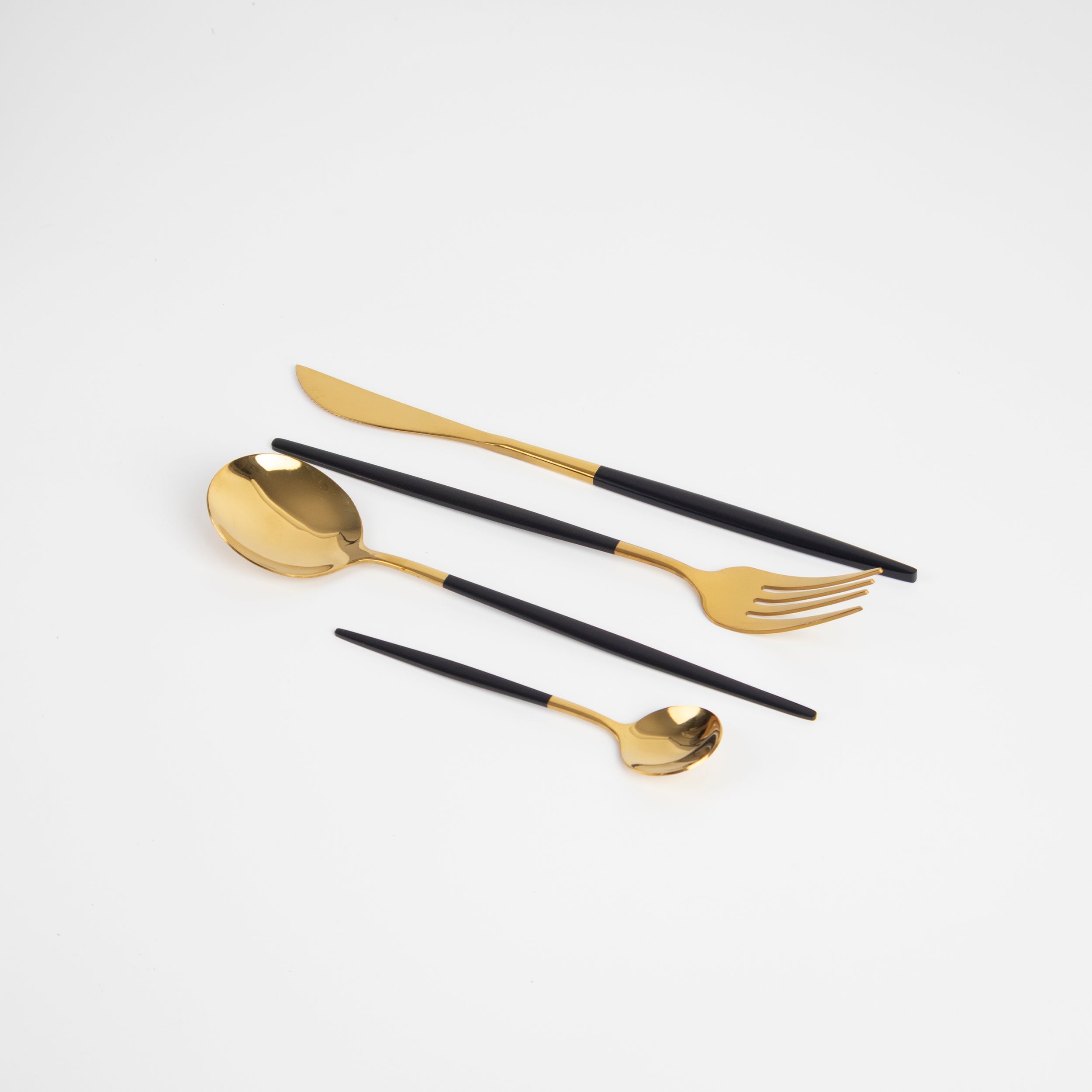 Juego de cubiertos de cuatro piezas dorado